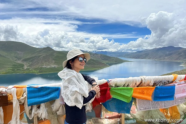 問:爸爸媽媽決定再去西藏看看,其實他們年輕的時候去過了,去的還是阿里地區(qū),現(xiàn)在還想去西藏再見一次西藏的風景,我決定帶他們跟旅團,因為父母已經(jīng)五十多歲了,阿里想必不能再去了,我也不太了解西藏旅游路線,想問一下6月去西藏7天怎么報團呢?一家人去西藏要花多少錢? 答:我去年也是6月去了西藏,西藏確實是一個讓人去了還想去的地方。帶父母去西藏旅游,還是要選擇好的旅游團,我去年跟團的是朋友介紹給我的,我聯(lián)系了旅游顧問青雅,她幫我解決了很多問題。我報了青雅旅行社的旅游團,報價是1980元每人,我覺得蠻劃算的,接下來我會分享我報西藏旅游團的路線和去年6月一家人跟團去西藏的花費。 6月去西藏7天怎么報團 在做好帶父母去西藏旅游的打算以后,我詢問了我的很多朋友,他們都去過或者有朋友去過西藏,認識一些西藏旅游顧問,我的一個朋友給我推薦了青雅,給我看了當時青雅和她的聊天記錄,還有當時她的西藏旅游路線規(guī)劃。我一眼就覺得青雅很靠譜,她回復朋友的問題都很及時,路線規(guī)劃也很合理且精簡清晰。 然后我就和青雅溝通了我的情況,以及父母的年齡和身體情況,她給我推薦了西藏7日游的路線,說這個路線非常適合老年人走,海拔相對較低而且每天去的景點停留時間較長。接下來我就分享一下我?guī)Ц改溉ノ鞑芈糜?天的具體路線。 D1 我們是坐火車進藏的,到了站外我就見到了青雅,她拿著白色哈達迎接我們,而且還很貼心的扶著我媽媽上車,一到西藏就心里暖暖的。 D2 巴松措的風景真的很美,爸媽沒來過這里,我也是第一次見到綠寶石一般的湖泊,巴松措還有湖心島,島上是一座歷史悠久的寺廟,爸爸媽媽還進去拜了拜。 D3 參觀雅尼濕地公園,這里有森林、湖水,遠處還有雪山,這樣奇妙的景色真的能一眼望到,爸爸媽媽腿腳不方便,還好有青雅安排的船游,讓我們能輕松得觀賞景色。 D4 6月去林芝已經(jīng)沒有桃花啦,但是秀巴古堡也很有觀賞性,沒有滿樹桃花的襯托,秀巴古堡多添一分蕭瑟之感。我發(fā)現(xiàn)我更喜歡這樣的氛圍。這一天還有烤羊晚會,是青雅友情贈送的,非常熱鬧,烤羊也很好吃。 D5 羊卓雍措,這里海拔有5000多,所以青雅特別提醒了爸爸媽媽帶上帽子可以緩解高反,我本來也擔心,但是到了之后爸媽沒什么事,大松一口氣。 D6 參觀布達拉宮,我和父母都不怎么了解佛教文化,青雅知道這一點,提前告訴我們進布達拉宮不能穿紅色的衣服,不能大聲喧嘩。布宮的正門前有大片的草地和鮮花,非常浪漫,我和父母在這里合照了,是青雅幫們拍的。 D7 最后一天,青雅送我們到火車站,青雅還送了一些牦牛肉干給我們,因為她在旅途中發(fā)現(xiàn)我爸媽都恨喜歡吃。非常感謝,她給我們安排的西藏7日游。 一家人去西藏要花多少錢? 我和家人選擇坐火車進藏,這也是青雅推薦的,因為我爸爸媽媽年紀大了,坐飛機落地就會強烈感受到高海拔氣候帶來的不適,所以帶父母坐火車進藏是最好的選擇,可以看看沿途的風景,火車進藏的時間里也會慢慢適應西藏的氣候。火車我選擇的是硬臥,人均1200左右,往返車費還是有點貴的,畢竟相比6月西藏7日游整個行程人均都只有1980元。 不過我和父母還買了一些紀念品,因為他們要帶回去送給家里的親戚,好吧,爸爸媽媽開心就行。我們的消費就是這些啦,旅游西藏一周的房費和車費不用擔心,都是包括在抱團價格里的,還有餐費也是,而且我們吃的都很好,爸爸媽媽贊不絕口。 這些就是我去年6月帶爸媽去西藏旅游的花銷,以及怎么帶爸媽抱團參加西藏旅游的。希望有參考價值,能幫助到大家。總的來說,是一個非常劃算的西藏旅行,青雅贈送的項目還有贈送的西藏特產(chǎn)都讓我很滿意。馬上聯(lián)系青雅咨詢西藏旅游攻略吧,青雅的微 信:13908986788(加微信掉落不同的贈送項目哦)。